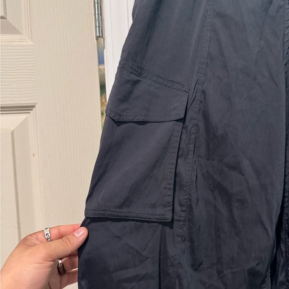 Lululemon Lightweight Adjustable Mid-Rise Cargo Pant - Picture 3 of 6